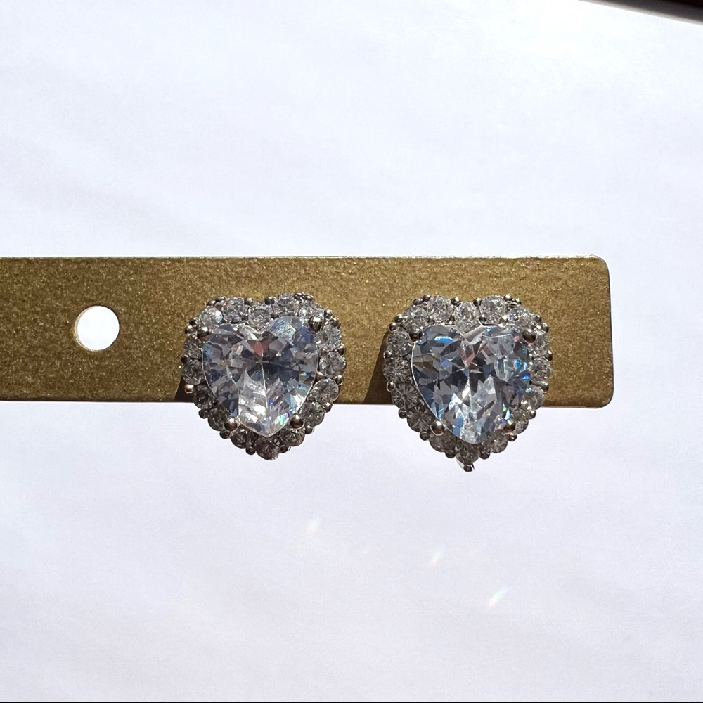 ✨Corazón Stud Earrings✨